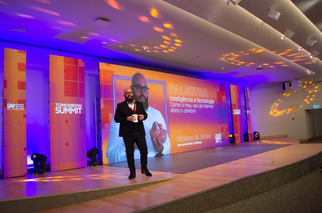 Neurocientista brasileiro palestra no Tomorrow Summit, em Portugal, sobre os prejuízos cognitivos causados pelo mau uso da internet