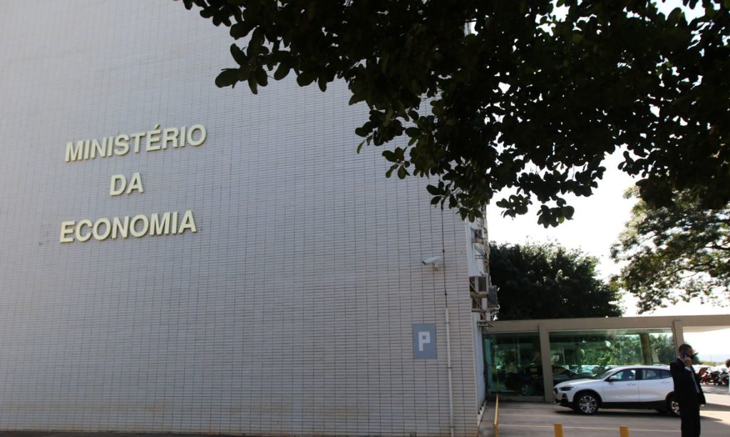 Governo reduz para R$ 95,8 bilhões previsão de déficit para 2022