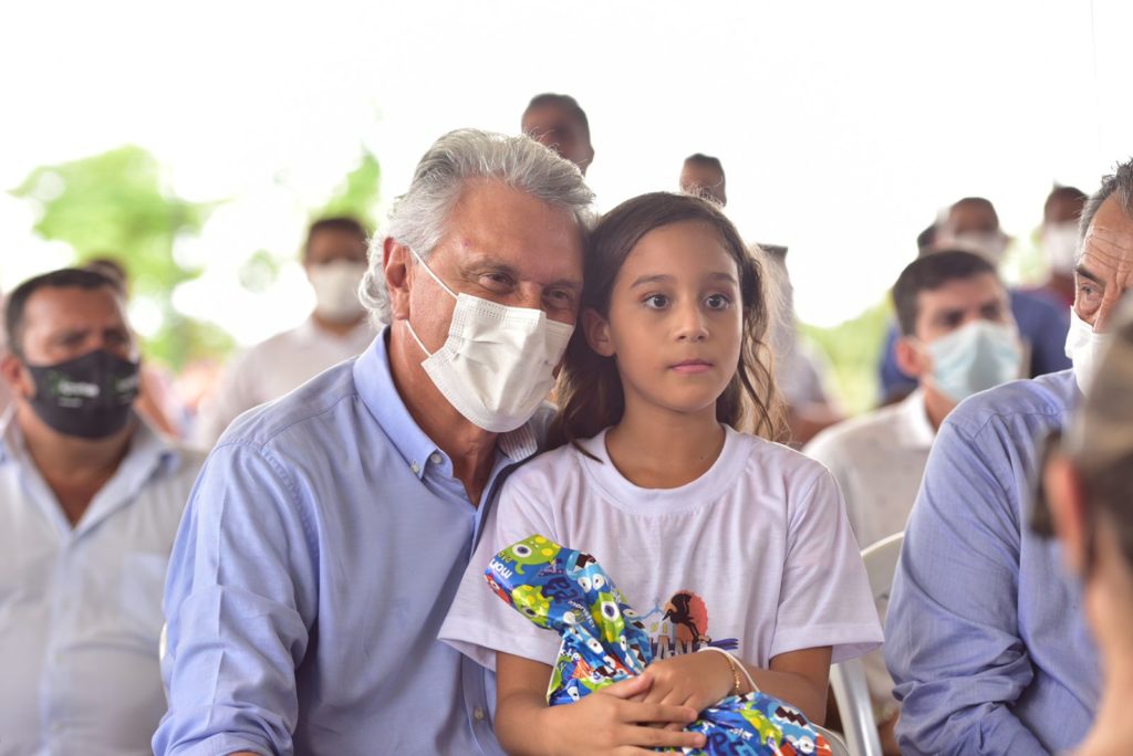 Em comemoração aos 63 anos de Aruanã, Caiado autoriza construção de casas populares, entrega Chromebooks para estudantes do Ensino Médio, e participa da inauguração do Porto Indígena Maurehi