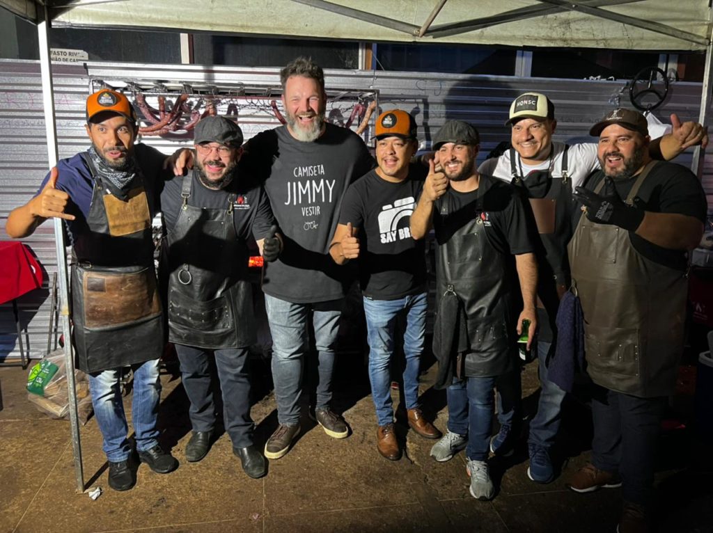 Parrilla para todos: Um dia de churrasco para os moradores de rua da Capital Federal