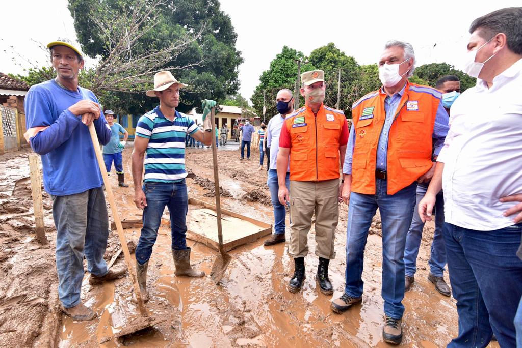 Caiado vistoria distrito de Lagolândia, em Pirenópolis, e encaminha primeiros donativos às famílias atingidas por enchente
