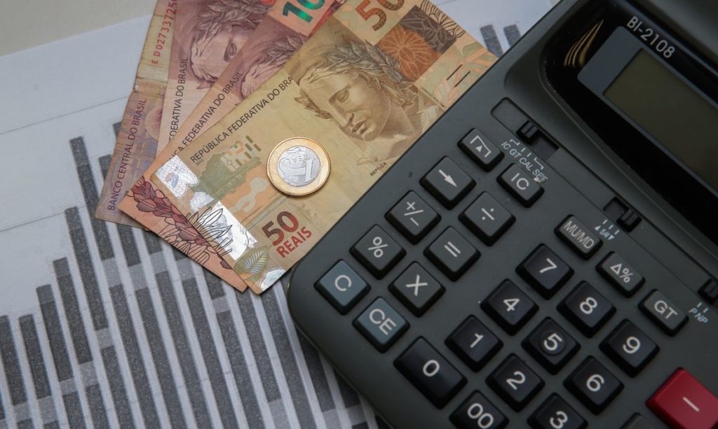 Arcabouço fiscal não prevê revisão de gastos ineficientes, critica economista