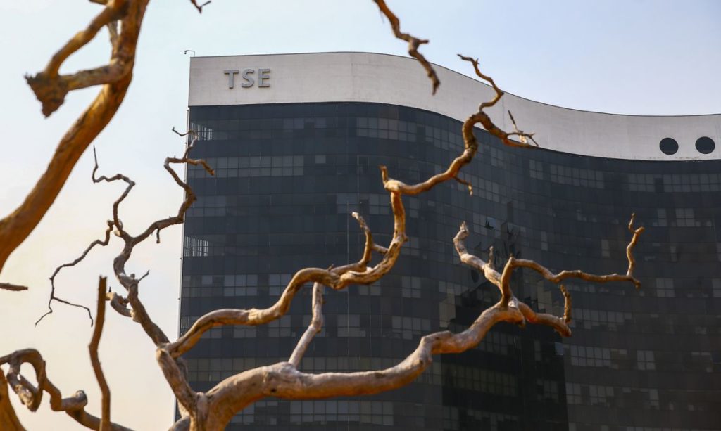 TSE multa advogado que fez petição usando inteligência artificial