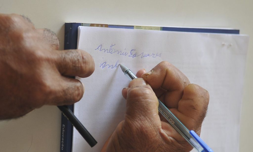 Alfabetização de jovens e adultos: inclusão e cidadania para todos