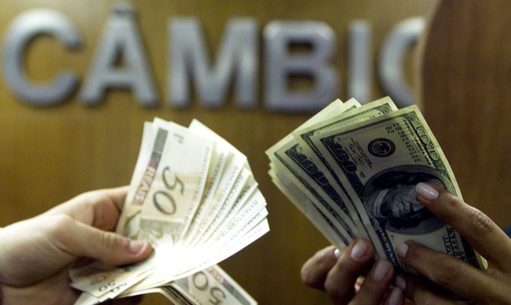 Dólar atinge menor valor em cinco meses, apesar de tensões na Ucrânia