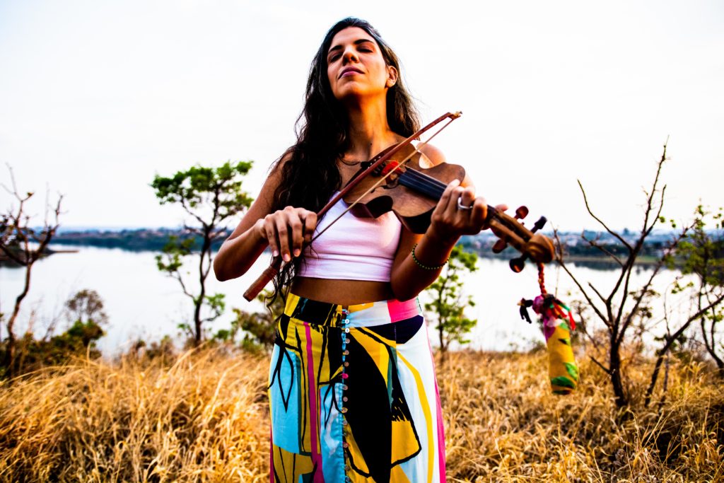 Rabequeira Maísa Arantes lança novo single em homenagem às mulheres