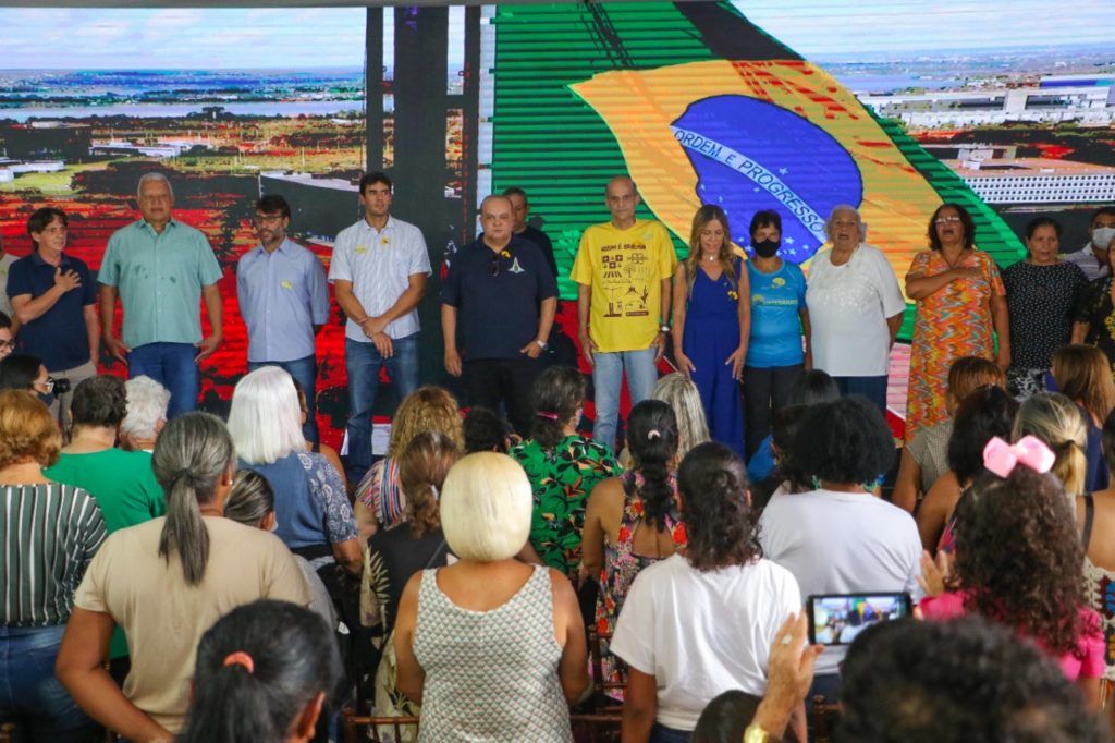 Governador Ibaneis entrega 500 carteiras a artesãos e manualistas do DF