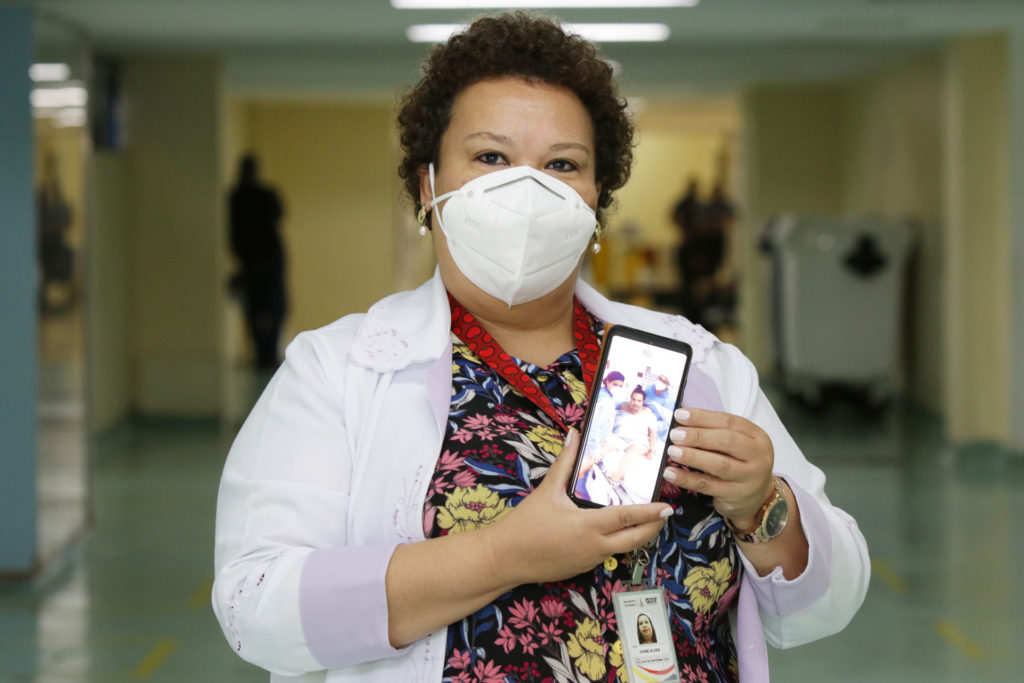 Após quadro grave de covid, servidora do HRG volta ao trabalho 1 ano depois
