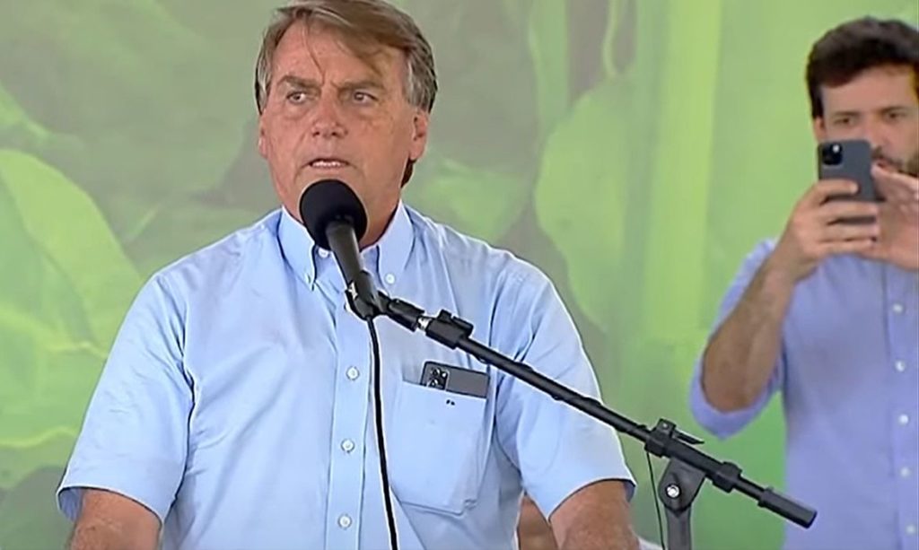 Presidente participa de entrega de títulos de regularização fundiária