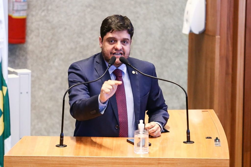 Pais denunciam placa de banheiro sem gênero em Adolescentro