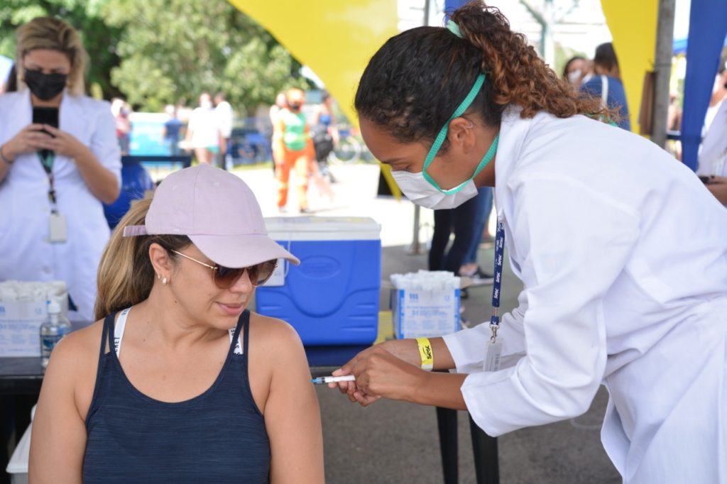 Projeto Sistema Fecomércio Perto de Você leva vacinas contra Covid e serviços gratuitos para Santa Maria