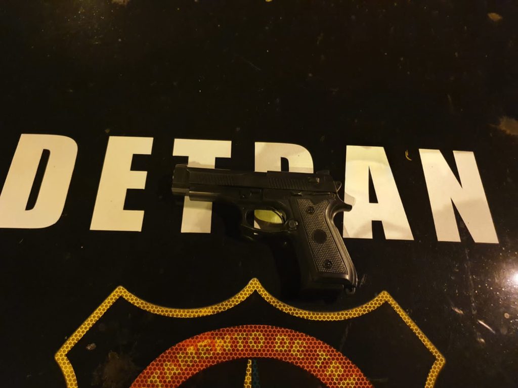 Simulacro de arma de fogo é encontrado durante blitz do Detran