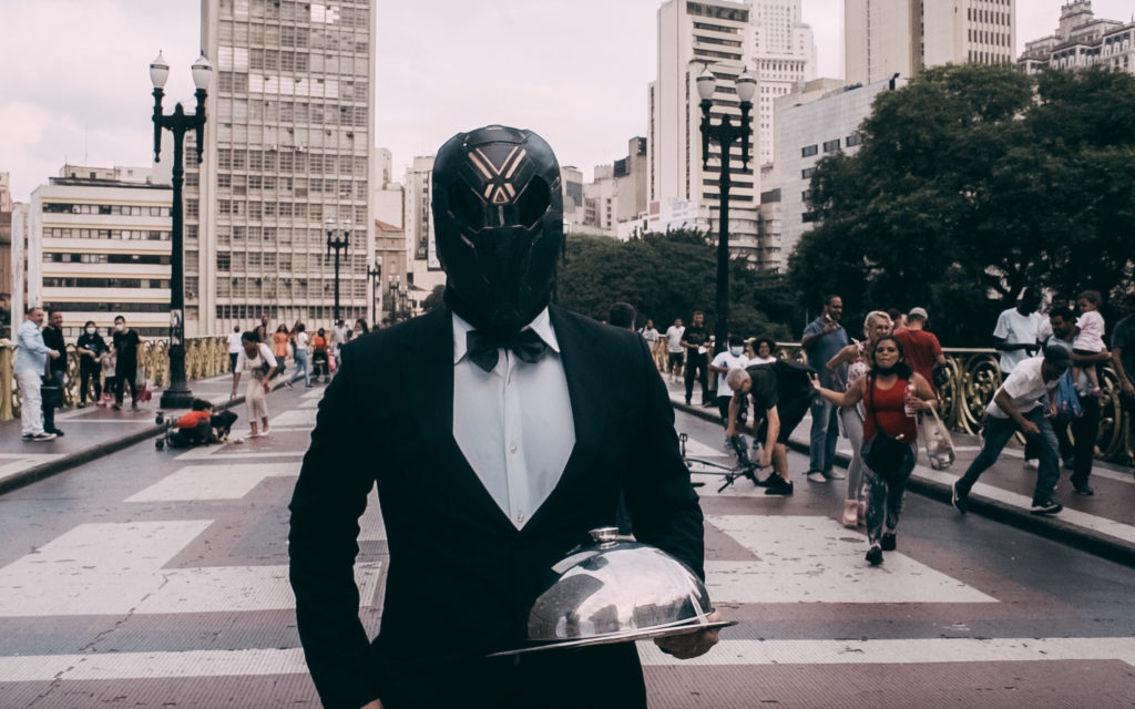 Bilionário filantropo mascarado distribui milhares de reais em São Paulo