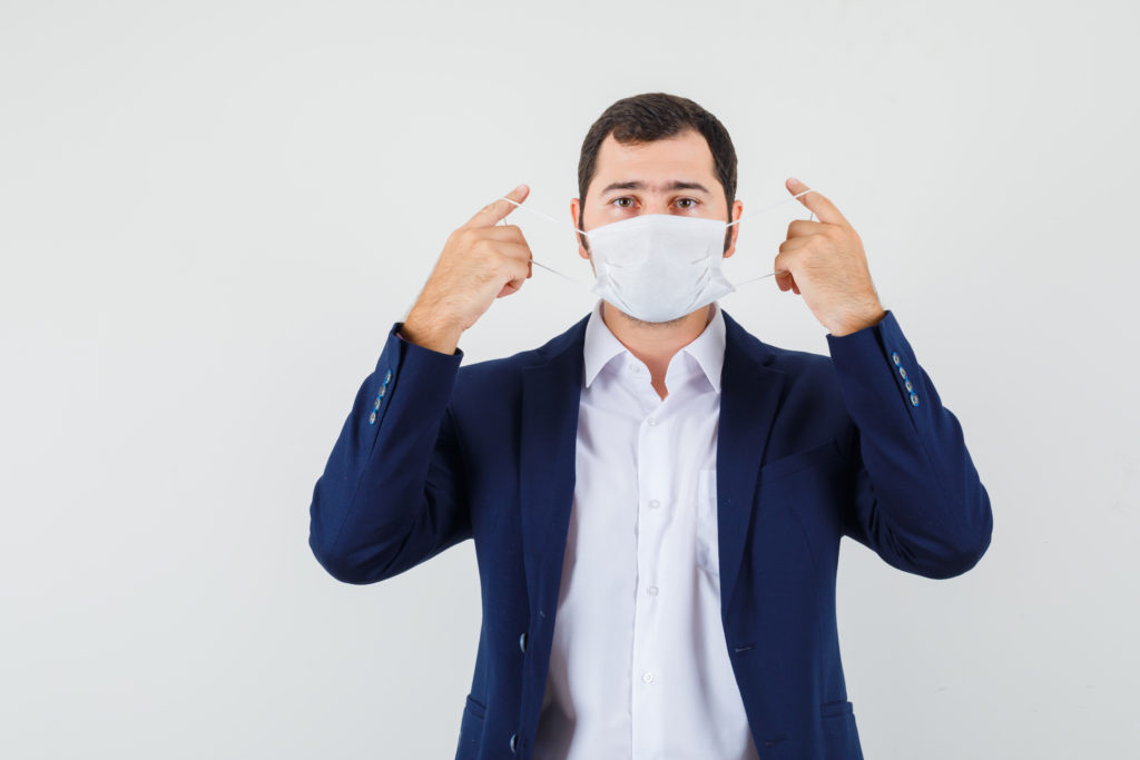 Empresas podem exigir máscaras em ambientes fechados?