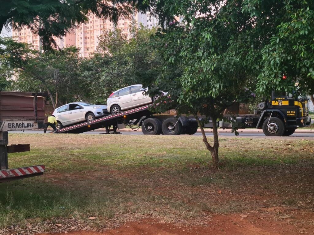 Fiat Palio com R$ 67 mil em multas é apreendido em Taguatinga