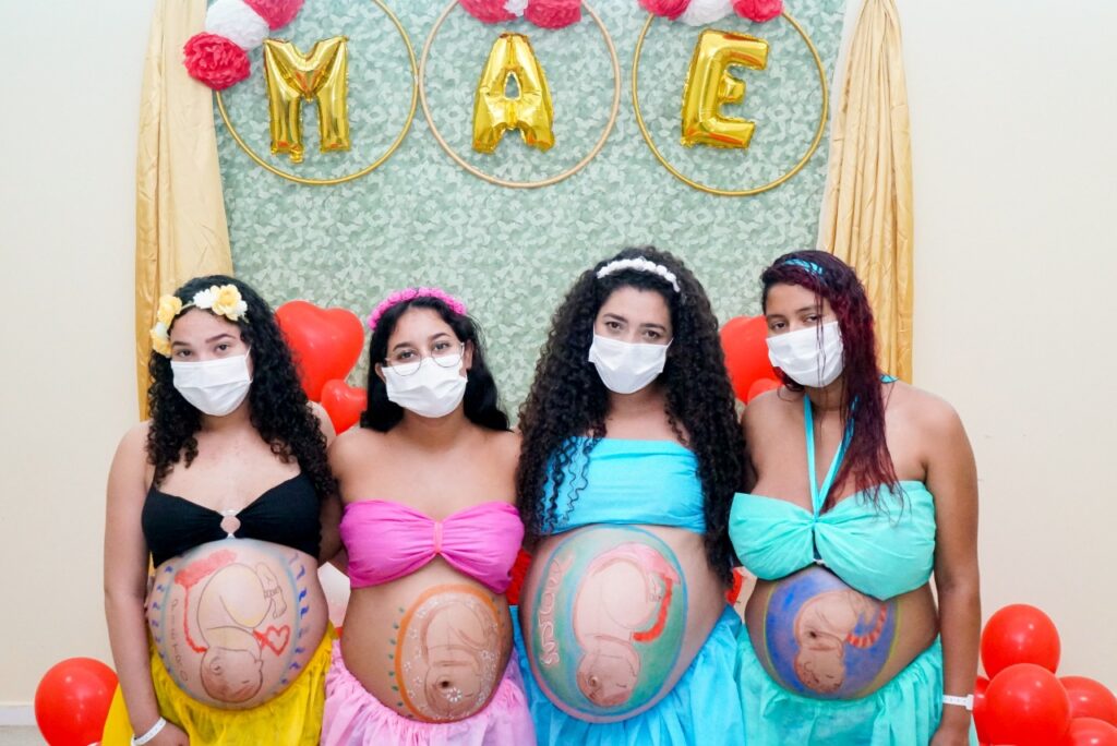 Pintura gestacional e fotos homenageiam mães no Hospital de Santa Maria