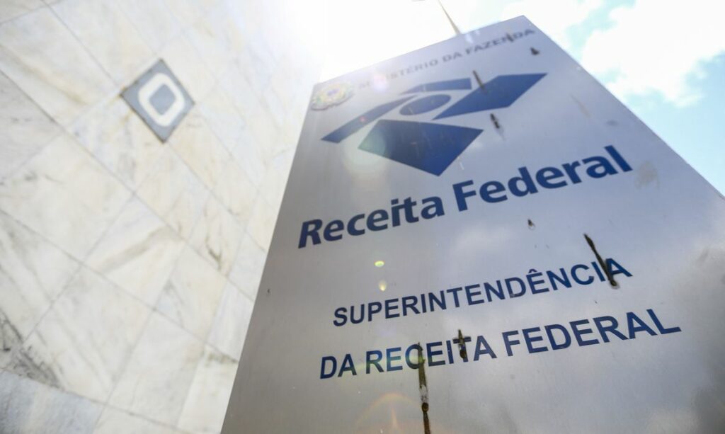 Especialista dá discas para concurso da Receita Federal