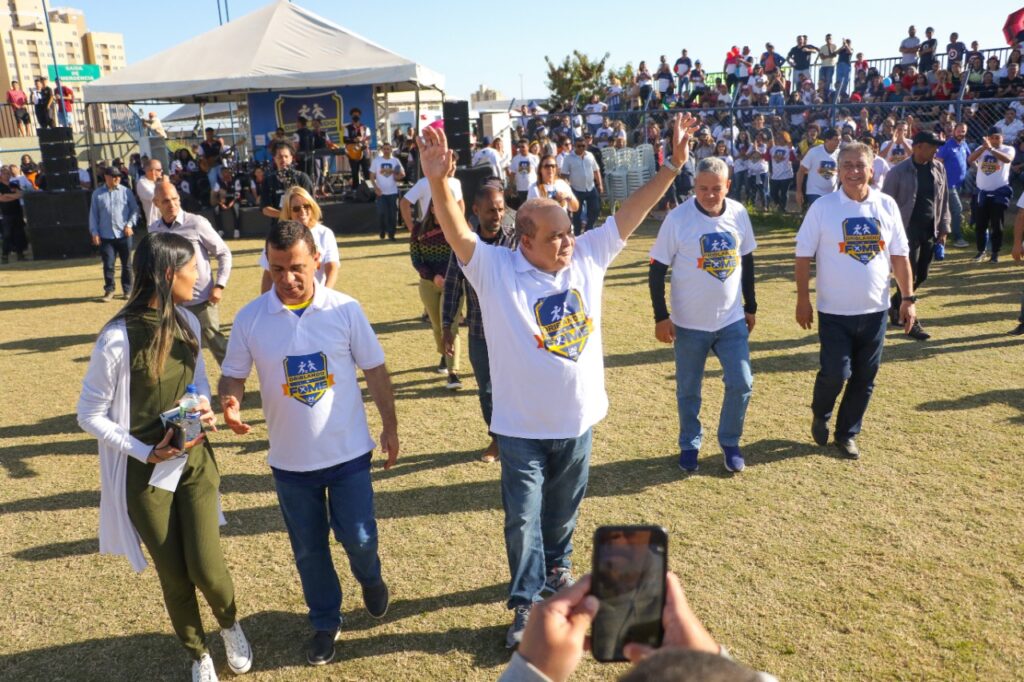 Ibaneis participa de partida de futebol solidária e arrecada 60 toneladas de alimentos