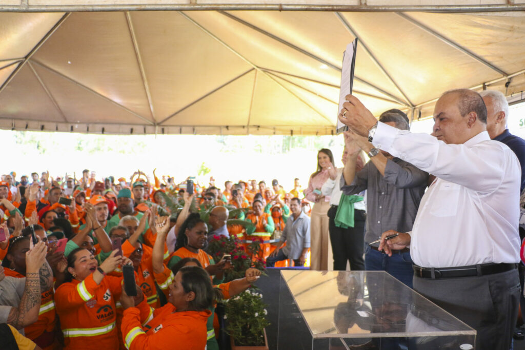 No Distrito Federal, mais de 3 mil garis celebram data da profissão com festa e serviços