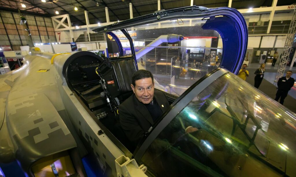 Vice-presidente Hamilton Mourão participa de feira da indústria de defesa