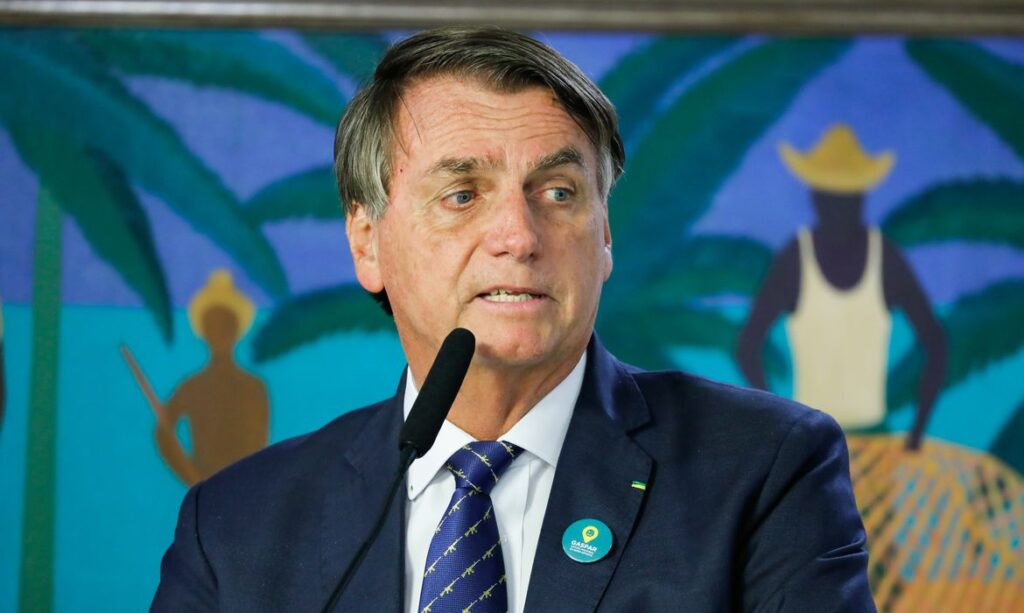 Advogado de Bolsonaro solicita devolução do passaporte ao Supremo