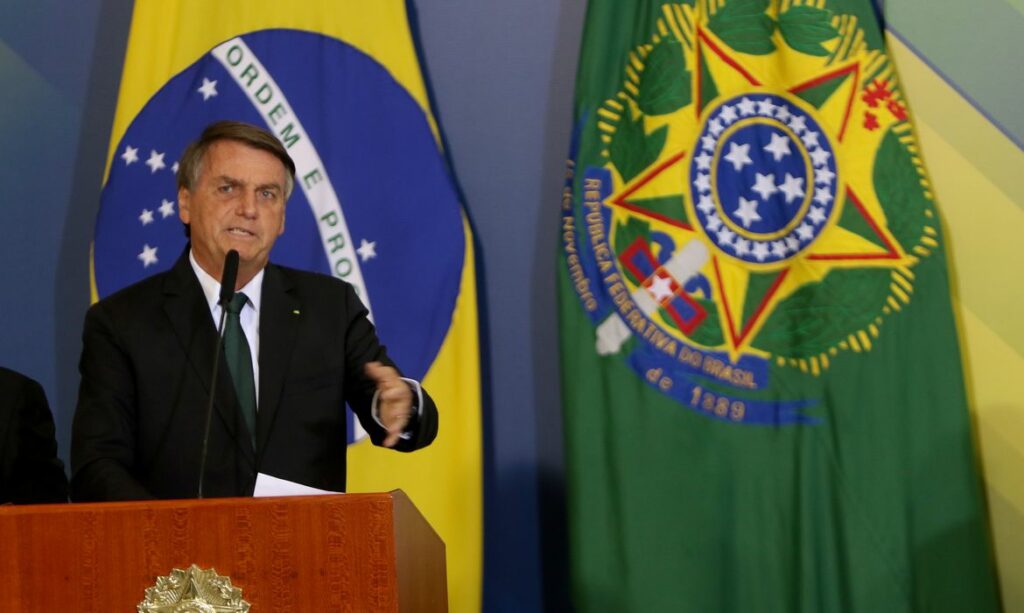 Presidente Bolsonaro afirma que aumento do Auxílio Brasil pode superar efeitos da pandemia