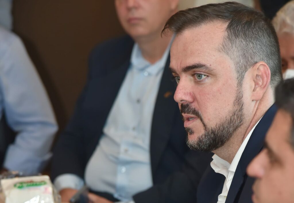 “Vamos criar o Estado inteligente” propõe Mendanha em sabatina da Acic
