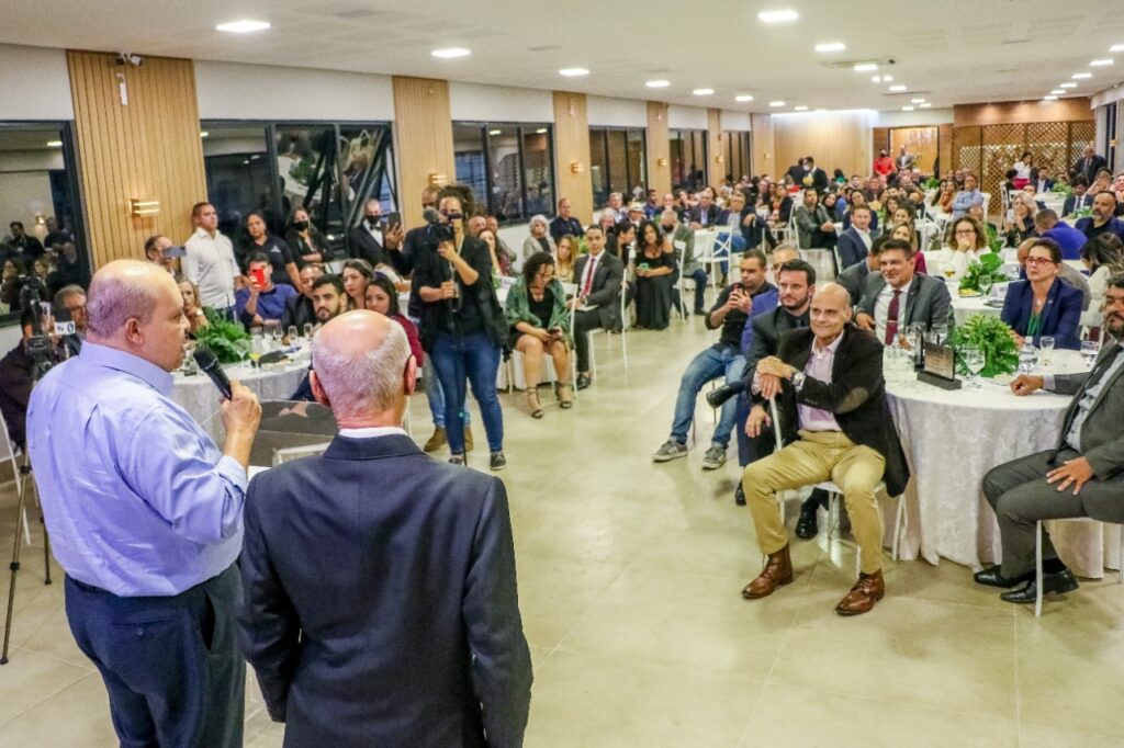 Governador Ibaneis  entrega as primeiras escrituras do Desenvolve-DF
