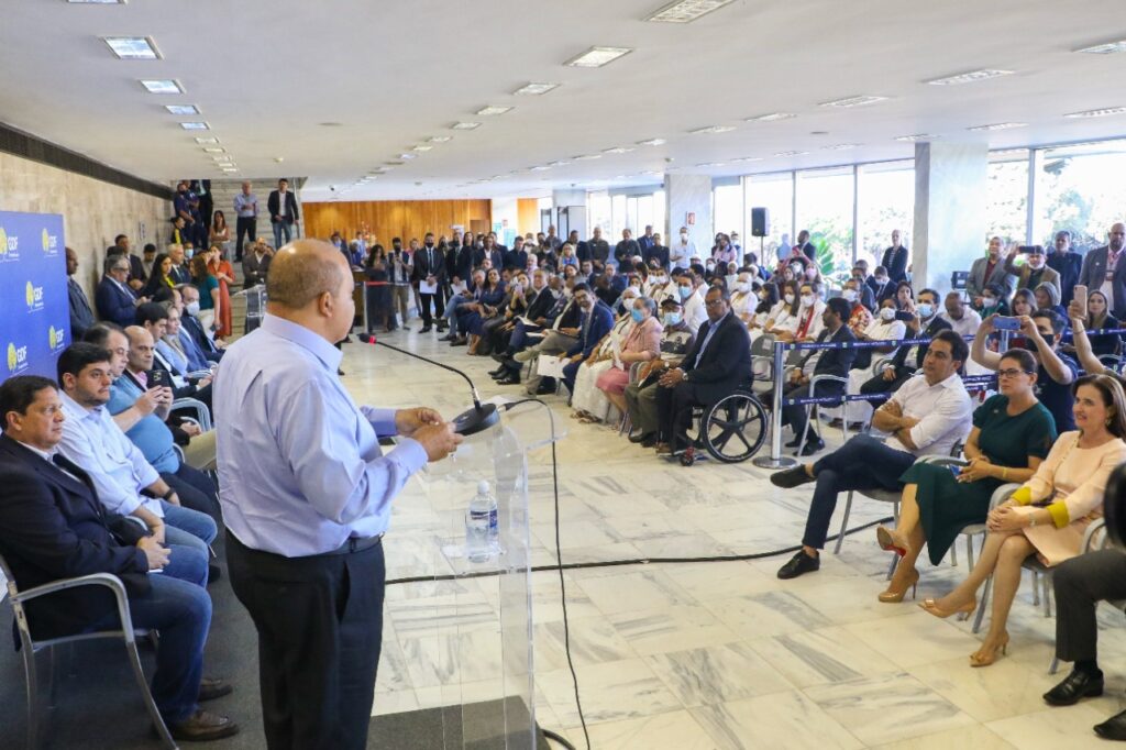 Governador Ibaneis entrega escrituras para entidades religiosas e assistenciais