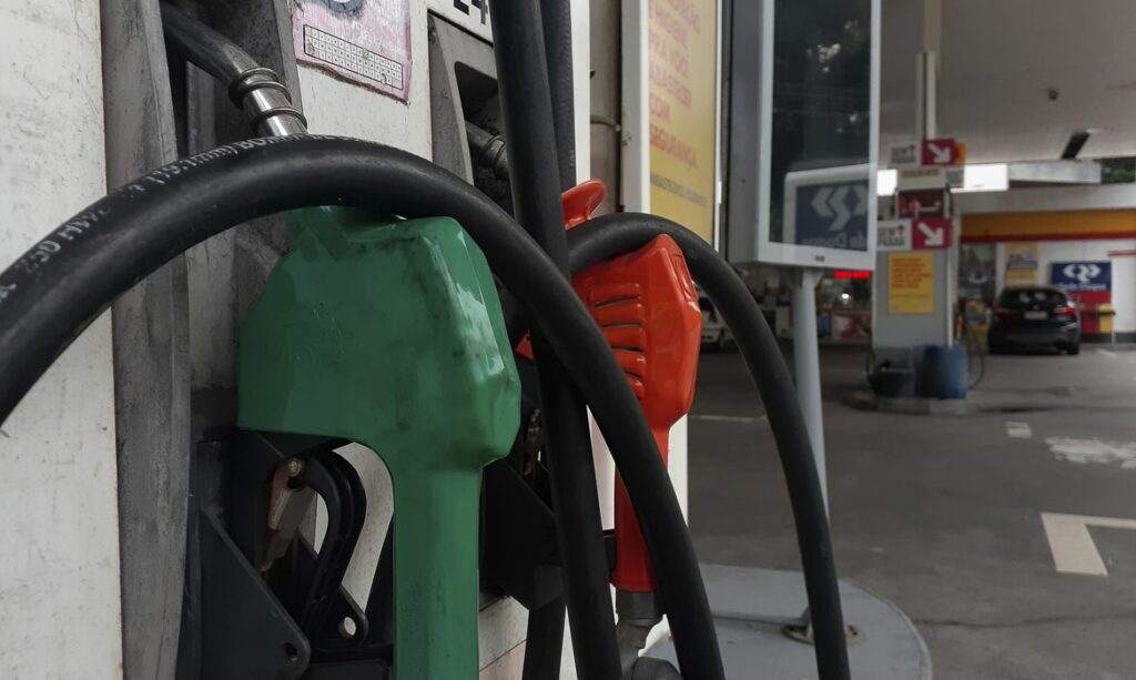 Brasil precisa reduzir carga tributária para diminuir o preço da gasolina, afirma especialista
