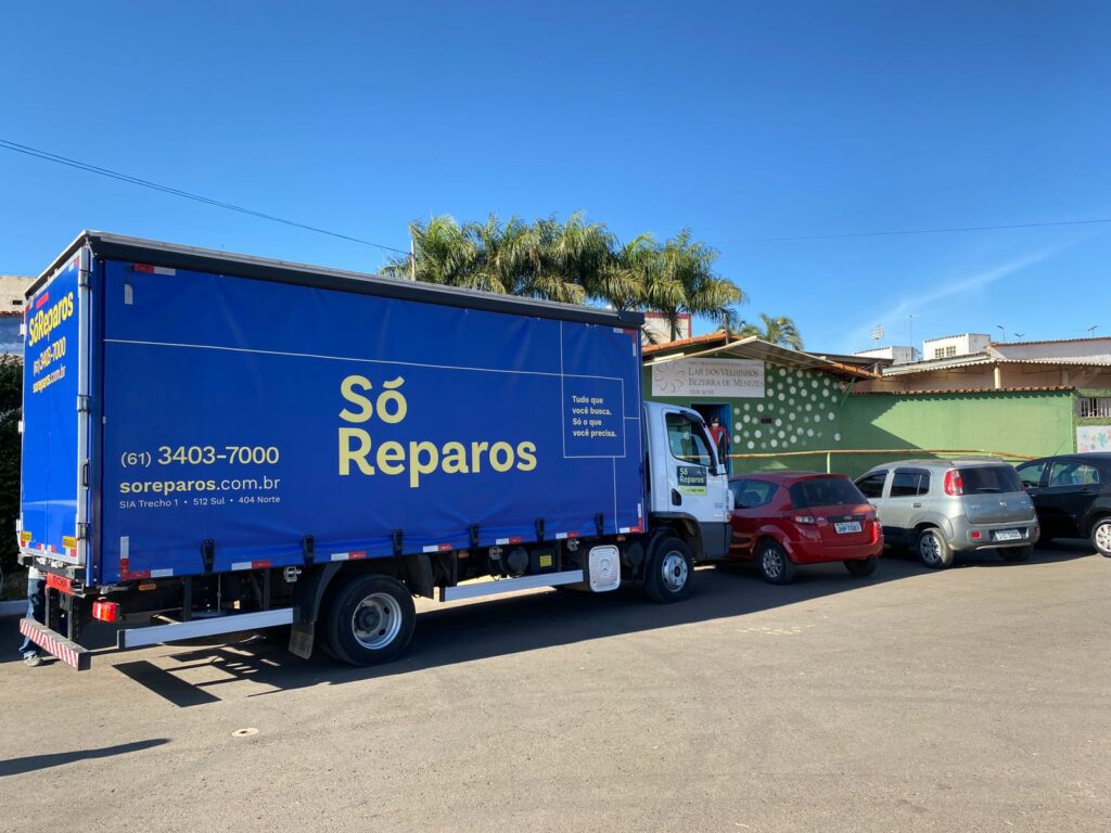 Só Reparos faz entrega de cestas básicas ao Lar dos Velhinhos