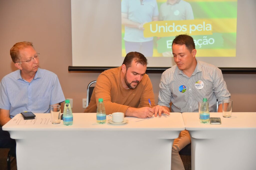 Mendanha e João Campos assinam carta compromisso com servidores da Universidade Estadual de Goiás
