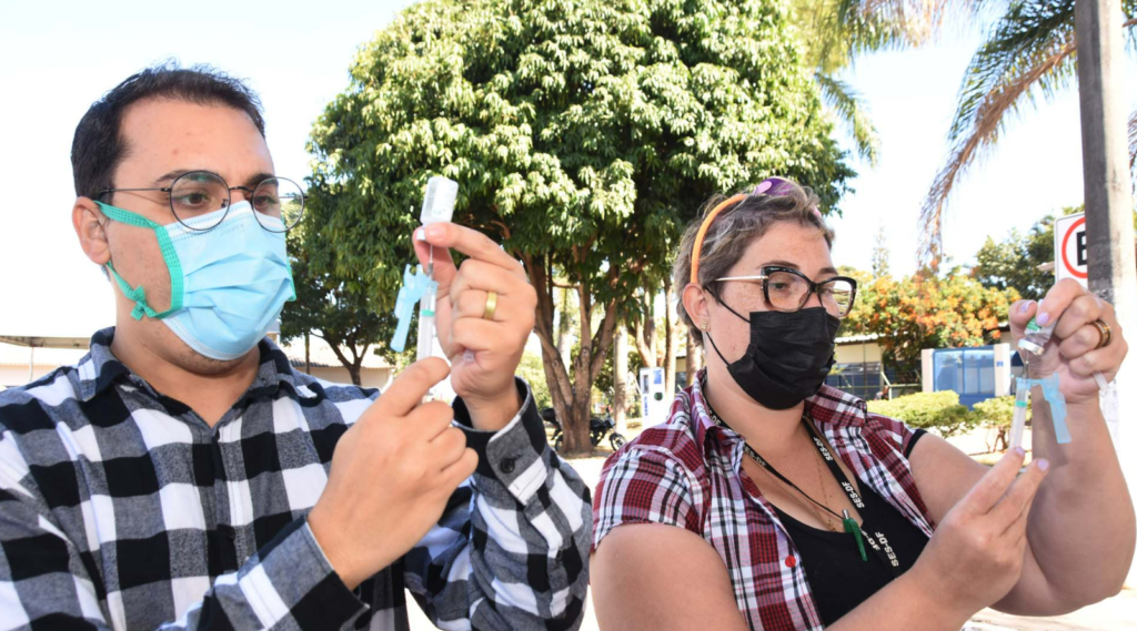 Vacinas contra covid-19 e gripe podem ser aplicadas no mesmo dia