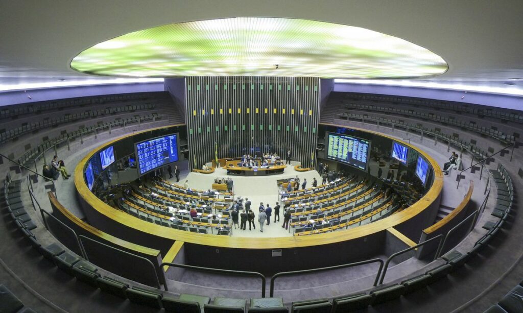 Câmara entra em recesso e deixa projetos polêmicos para agosto
