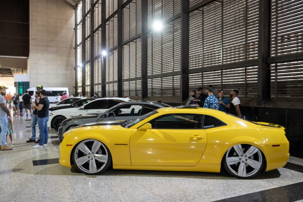 Pátio Brasil se transforma em uma enorme garagem com exposição de carros customizados