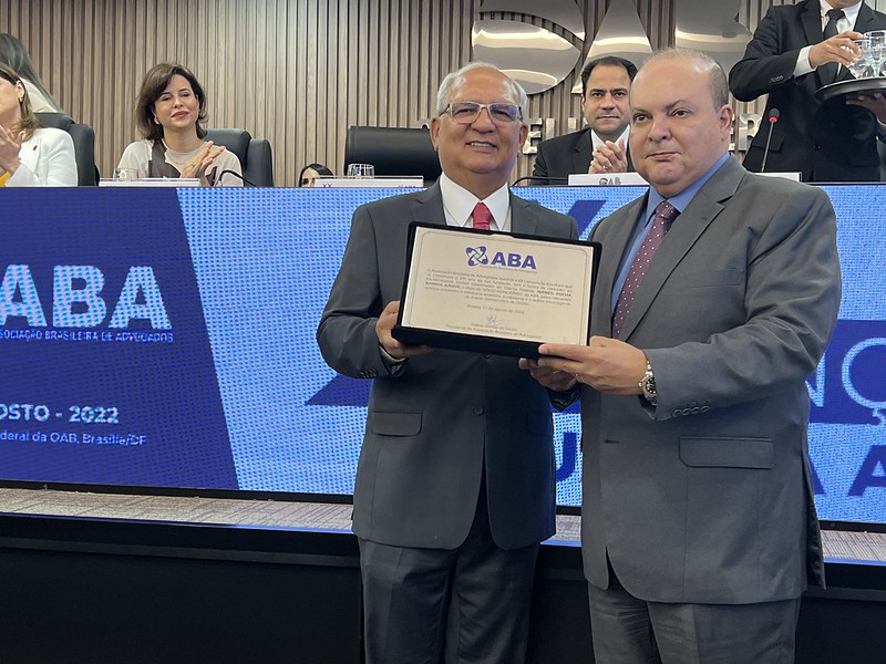 Governador recebe título de sócio honorário da Associação Brasileira dos Advogados