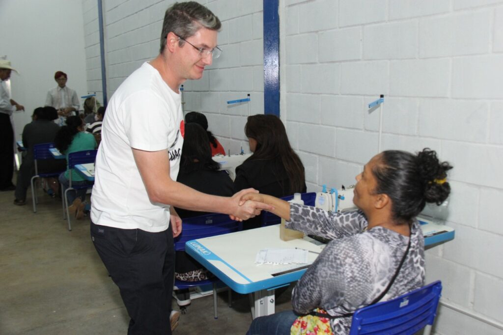 Prefeitura Municipal de Águas Lindas realiza entrega de máquinas para costura industrial