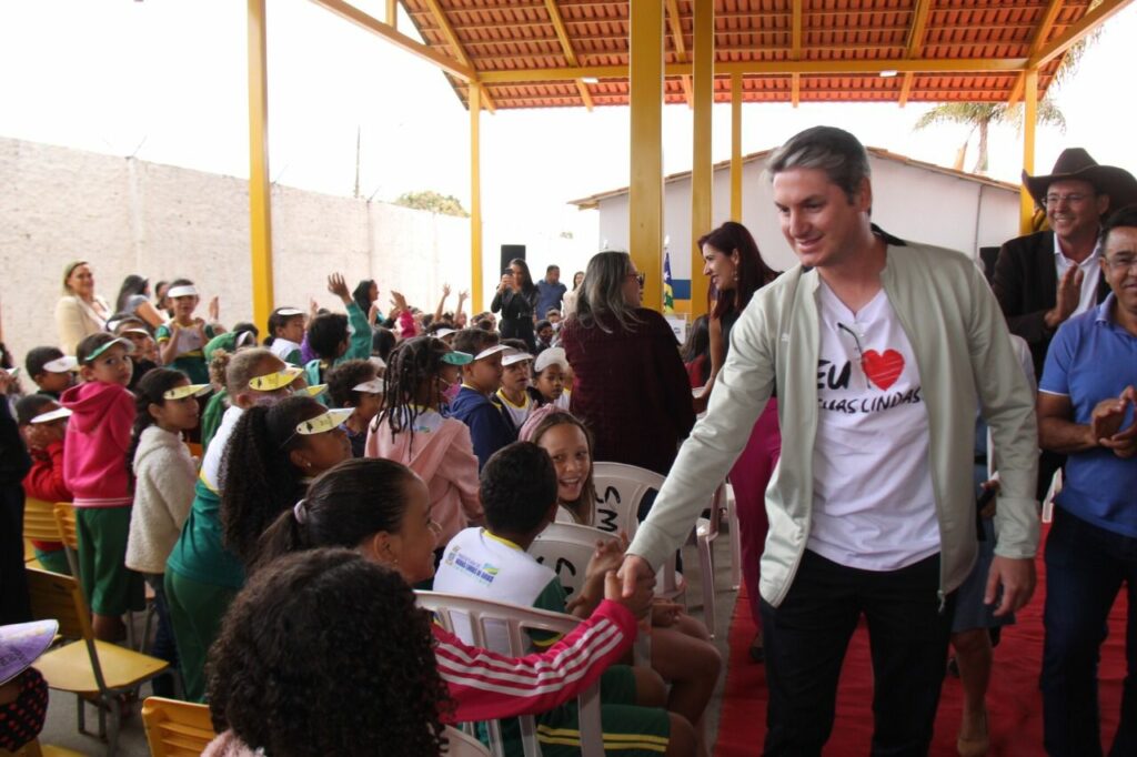 Prefeitura de Águas Lindas entrega a 21º escola totalmente reformada