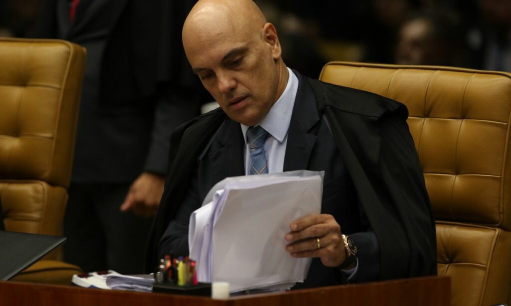 Alexandre de Moraes peita a PGR e nega arquivar inquérito sobre vazamento de dados sigilosos