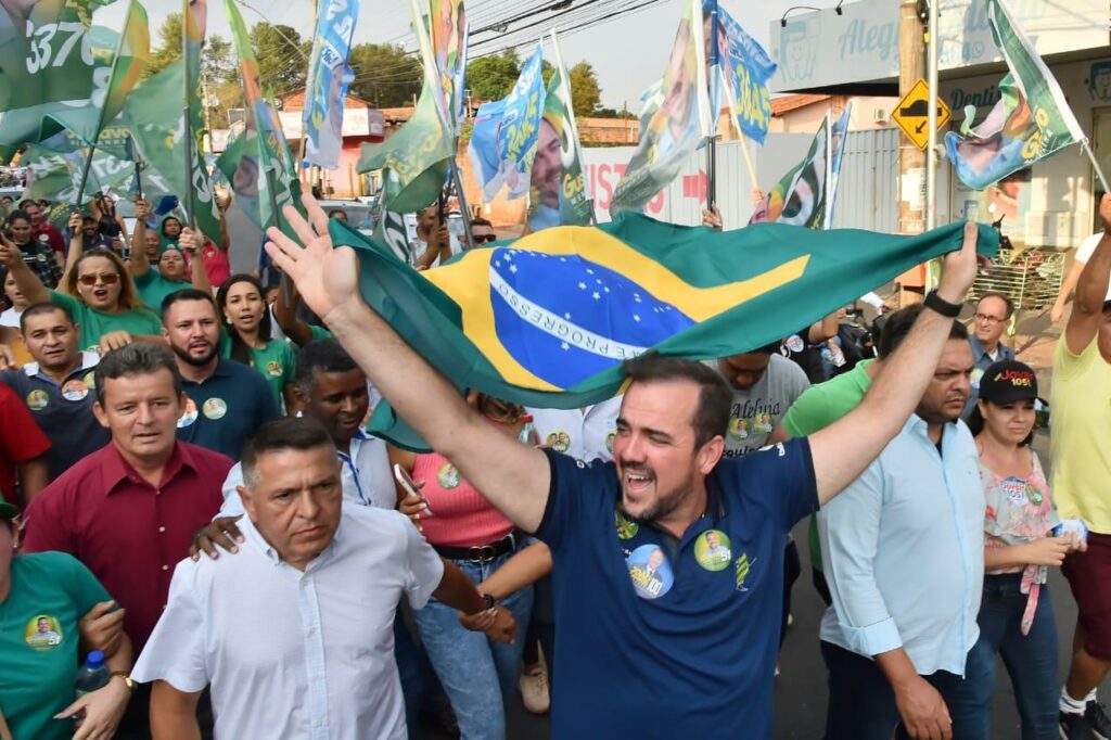 Eleições em Goiás | Na reta final, Mendanha caminha 6 km na região noroeste de Goiânia
