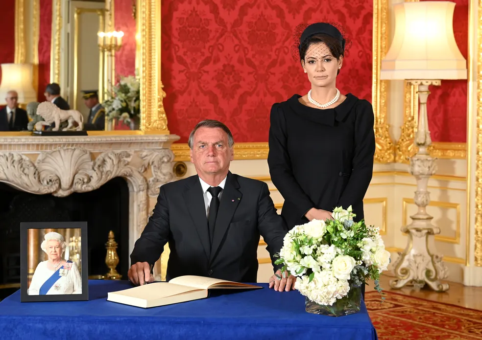 Presidente Jair Bolsonaro visita caixão da Rainha Elisabeth e presta condolências