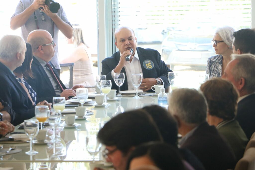 Defesa dos servidores e reajuste salarial em pauta de reeleição de Ibaneis