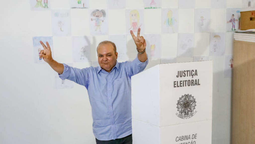 Governador Ibaneis vota no Lago Sul acompanhado de esposa e filho caçula