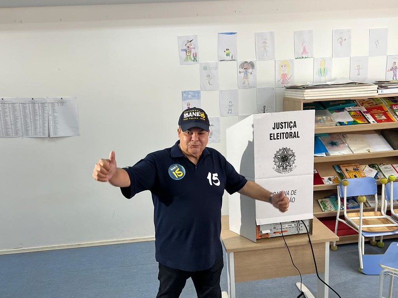 ELEIÇÕES 2022 | Ibaneis vota pela manhã e exerce a democracia