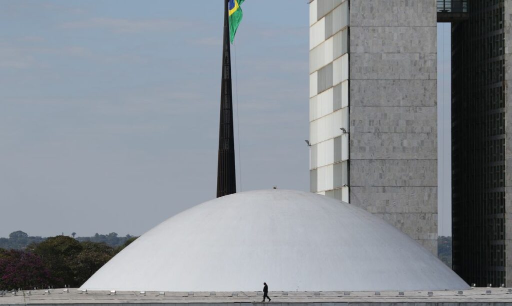 Empresário ligado ao senador Izalci recebe recursos milionários para campanha e volta ao cargo no Congresso