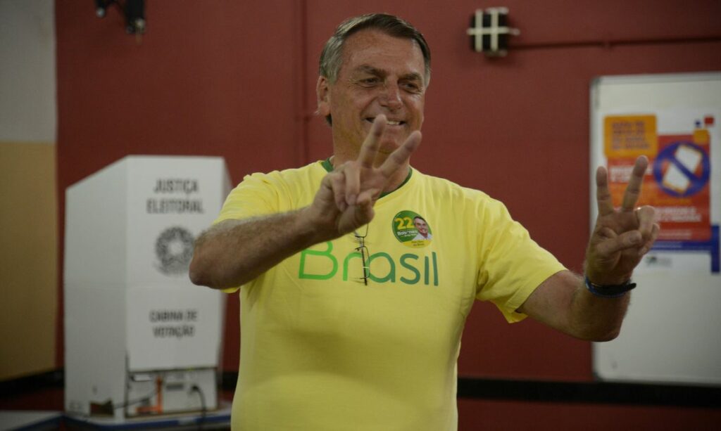 Após votar no Rio, presidente Jair Bolsonaro diz estar confiante na vitória