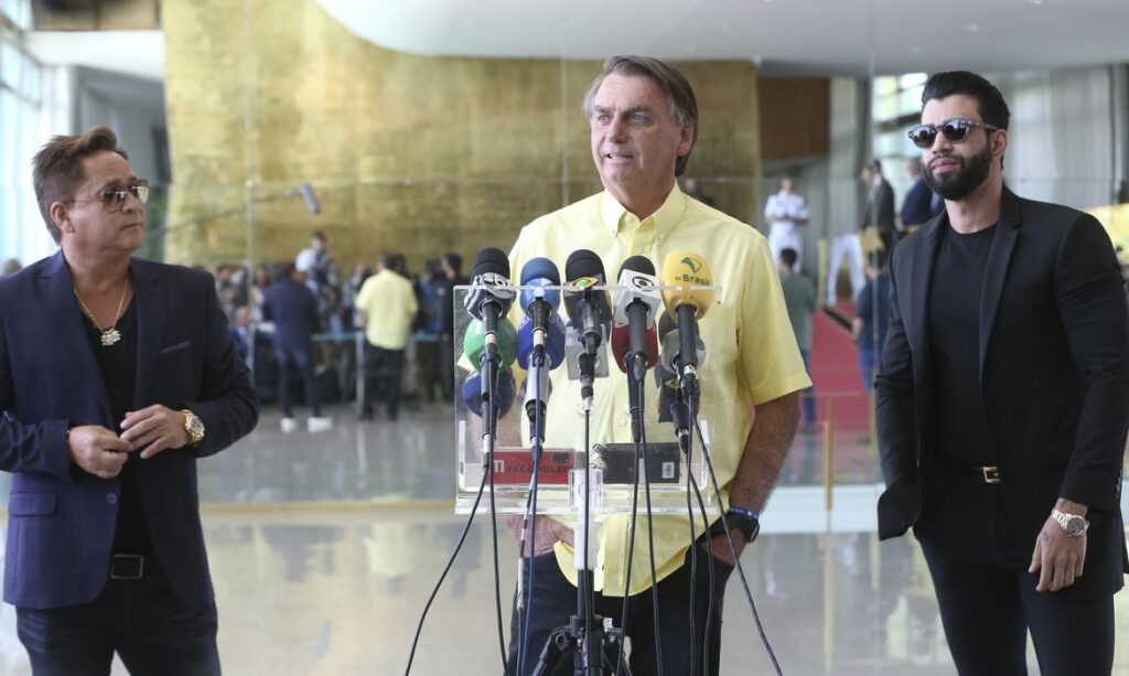 Presidente Bolsonaro recebe apoio de ex-senadores e cantores sertanejos