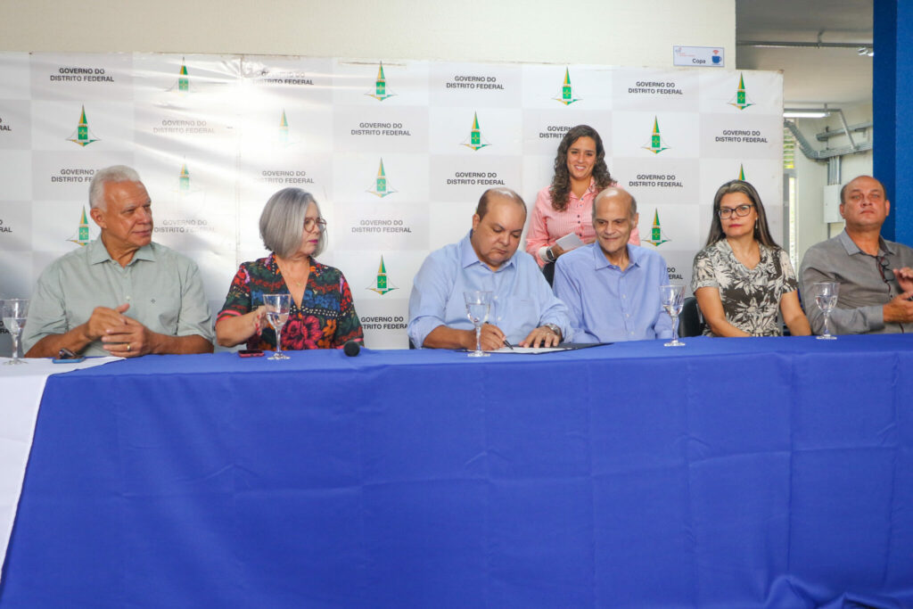 Ibaneis assina ordem para construção da segunda escola do Jardins Mangueiral