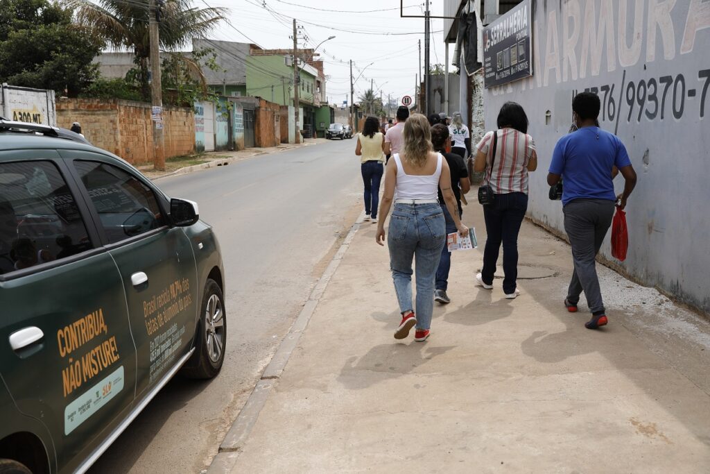 Mutirão no Sol Nascente conscientiza moradores sobre coleta de lixo