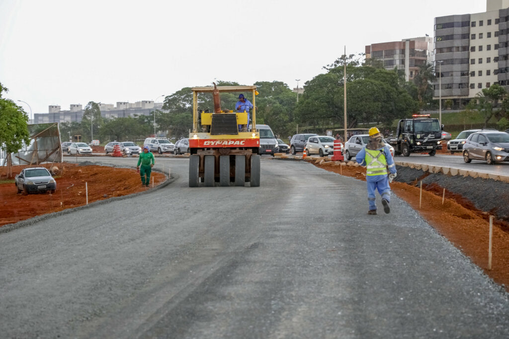 DF| Pistas são asfaltadas para liberar trânsito sobre viaduto do Sudoeste